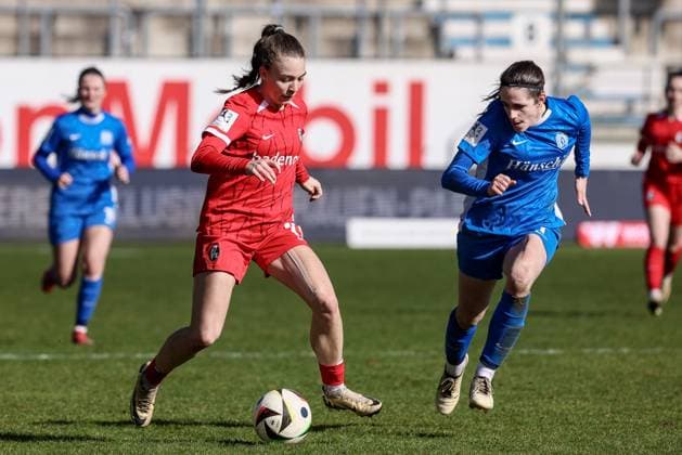 v.li.: Nora Scherer (SC Freiburg II, 11) und Marie Bleil (SV Meppen, 7) im Zweikampf, Duell, Dynamik, Aktion, Action, Spielszene, DIE DFB-RICHTLINIEN UNTERSAGEN JEGLICHE NUTZUNG VON FOTOS ALS SEQUENZBILDER UND ODER VIDEOÄHNLICHE FOTOSTRECKEN. DFB REGULATIONS PROHIBIT ANY USE OF PHOTOGRAPHS AS IMAGE SEQUENCES AND OR QUASI-VIDEO., 02.03.2025, Meppen (Deutschland), Fussball, 2. Frauen-Bundesliga, SV Meppen - SC Freiburg II