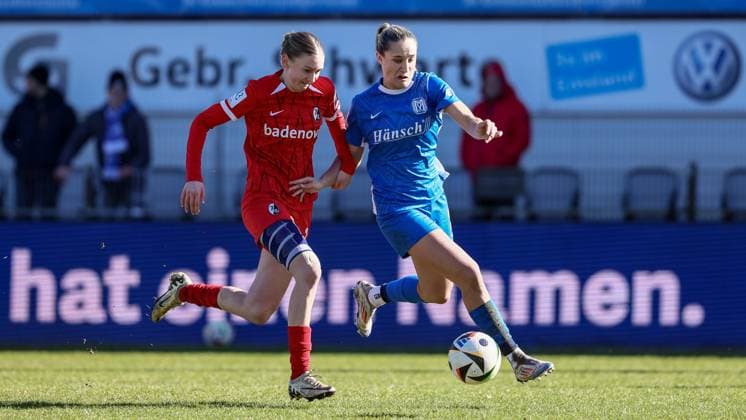 v.li.: Weena Simmen (SC Freiburg II, 17) und Jeske Steenwijk (SV Meppen, 2) im Zweikampf, Duell, Dynamik, Aktion, Action, Spielszene, DIE DFB-RICHTLINIEN UNTERSAGEN JEGLICHE NUTZUNG VON FOTOS ALS SEQUENZBILDER UND ODER VIDEOÄHNLICHE FOTOSTRECKEN. DFB REGULATIONS PROHIBIT ANY USE OF PHOTOGRAPHS AS IMAGE SEQUENCES AND OR QUASI-VIDEO., 02.03.2025, Meppen (Deutschland), Fussball, 2. Frauen-Bundesliga, SV Meppen - SC Freiburg II