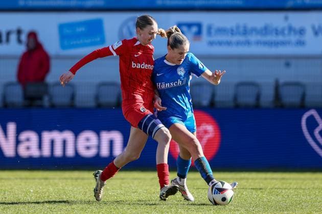 v.li.: Weena Simmen (SC Freiburg II, 17) und Jeske Steenwijk (SV Meppen, 2) im Zweikampf, Duell, Dynamik, Aktion, Action, Spielszene, DIE DFB-RICHTLINIEN UNTERSAGEN JEGLICHE NUTZUNG VON FOTOS ALS SEQUENZBILDER UND ODER VIDEOÄHNLICHE FOTOSTRECKEN. DFB REGULATIONS PROHIBIT ANY USE OF PHOTOGRAPHS AS IMAGE SEQUENCES AND OR QUASI-VIDEO., 02.03.2025, Meppen (Deutschland), Fussball, 2. Frauen-Bundesliga, SV Meppen - SC Freiburg II