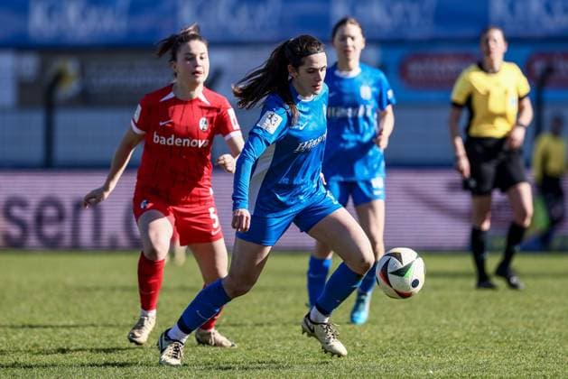 v.li.: Leonie Lorenz (SC Freiburg II, 5), Marie Bleil (SV Meppen, 7) am Ball, Einzelbild, Ganzkörper, Aktion, Action, Spielszene, DIE DFB-RICHTLINIEN UNTERSAGEN JEGLICHE NUTZUNG VON FOTOS ALS SEQUENZBILDER UND ODER VIDEOÄHNLICHE FOTOSTRECKEN. DFB REGULATIONS PROHIBIT ANY USE OF PHOTOGRAPHS AS IMAGE SEQUENCES AND OR QUASI-VIDEO., 02.03.2025, Meppen (Deutschland), Fussball, 2. Frauen-Bundesliga, SV Meppen - SC Freiburg II