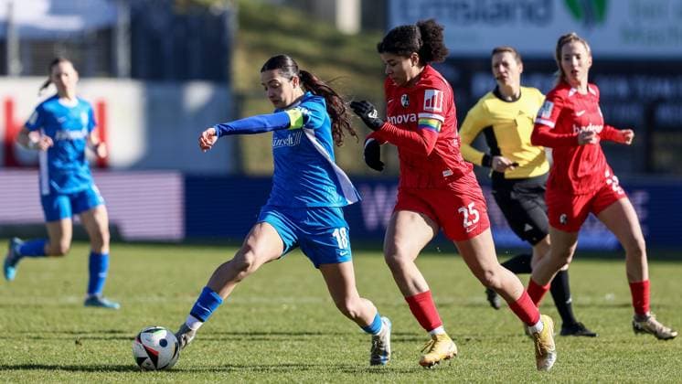 v.li.: Selma Licina (SV Meppen, 18) und Victoria Ezebinyuo (SC Freiburg II, 25) im Zweikampf, Duell, Dynamik, Aktion, Action, Spielszene, DIE DFB-RICHTLINIEN UNTERSAGEN JEGLICHE NUTZUNG VON FOTOS ALS SEQUENZBILDER UND ODER VIDEOÄHNLICHE FOTOSTRECKEN. DFB REGULATIONS PROHIBIT ANY USE OF PHOTOGRAPHS AS IMAGE SEQUENCES AND OR QUASI-VIDEO., 02.03.2025, Meppen (Deutschland), Fussball, 2. Frauen-Bundesliga, SV Meppen - SC Freiburg II