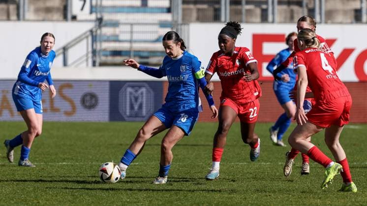 v.li.: Selma Licina (SV Meppen, 18) und Almas Traore (SC Freiburg II, 22) im Zweikampf, Duell, Dynamik, Aktion, Action, Spielszene, DIE DFB-RICHTLINIEN UNTERSAGEN JEGLICHE NUTZUNG VON FOTOS ALS SEQUENZBILDER UND ODER VIDEOÄHNLICHE FOTOSTRECKEN. DFB REGULATIONS PROHIBIT ANY USE OF PHOTOGRAPHS AS IMAGE SEQUENCES AND OR QUASI-VIDEO., 02.03.2025, Meppen (Deutschland), Fussball, 2. Frauen-Bundesliga, SV Meppen - SC Freiburg II