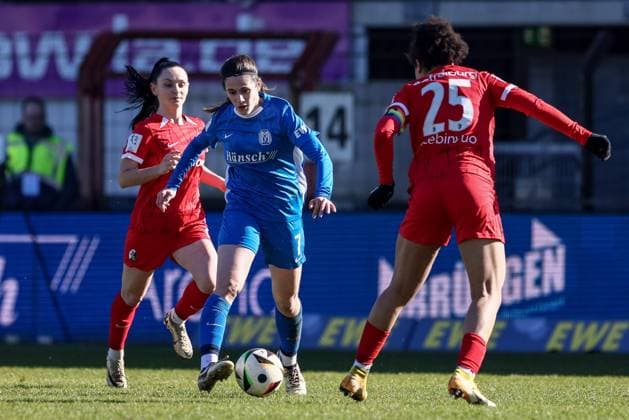 v.li.: Michelle Blöchlinger (SC Freiburg II, 2), Marie Bleil (SV Meppen, 7) und Victoria Ezebinyuo (SC Freiburg II, 25) im Zweikampf, Duell, Dynamik, Aktion, Action, Spielszene, DIE DFB-RICHTLINIEN UNTERSAGEN JEGLICHE NUTZUNG VON FOTOS ALS SEQUENZBILDER UND ODER VIDEOÄHNLICHE FOTOSTRECKEN. DFB REGULATIONS PROHIBIT ANY USE OF PHOTOGRAPHS AS IMAGE SEQUENCES AND OR QUASI-VIDEO., 02.03.2025, Meppen (Deutschland), Fussball, 2. Frauen-Bundesliga, SV Meppen - SC Freiburg II