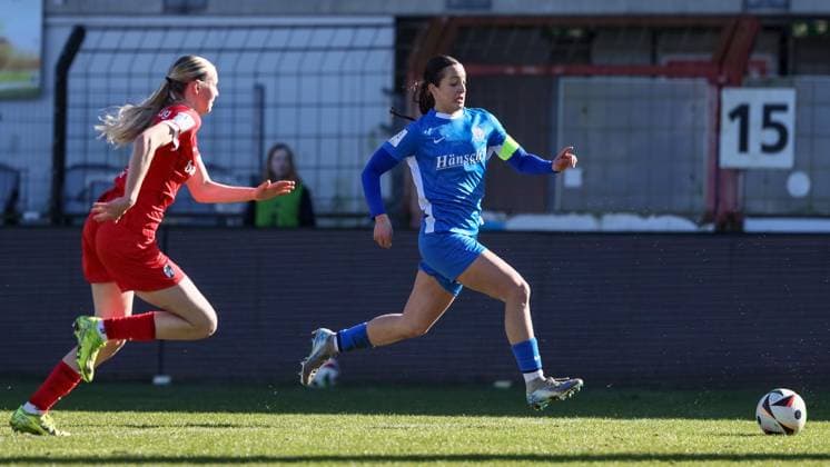 v.li.: Mia-Lena Maas (SC Freiburg II, 4) und Selma Licina (SV Meppen, 18) im Laufduell, Zweikampf, Duell, Dynamik, Aktion, Action, Spielszene, DIE DFB-RICHTLINIEN UNTERSAGEN JEGLICHE NUTZUNG VON FOTOS ALS SEQUENZBILDER UND ODER VIDEOÄHNLICHE FOTOSTRECKEN. DFB REGULATIONS PROHIBIT ANY USE OF PHOTOGRAPHS AS IMAGE SEQUENCES AND OR QUASI-VIDEO., 02.03.2025, Meppen (Deutschland), Fussball, 2. Frauen-Bundesliga, SV Meppen - SC Freiburg II