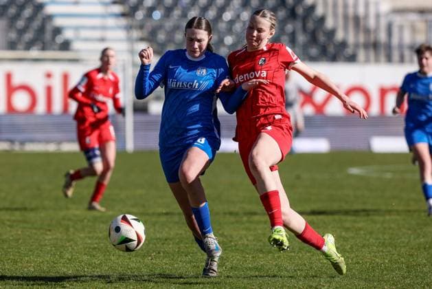 v.li.: Laura Bröring (SV Meppen, 6) und Mia-Lena Maas (SC Freiburg II, 4) im Zweikampf, Duell, Dynamik, Aktion, Action, Spielszene, DIE DFB-RICHTLINIEN UNTERSAGEN JEGLICHE NUTZUNG VON FOTOS ALS SEQUENZBILDER UND ODER VIDEOÄHNLICHE FOTOSTRECKEN. DFB REGULATIONS PROHIBIT ANY USE OF PHOTOGRAPHS AS IMAGE SEQUENCES AND OR QUASI-VIDEO., 02.03.2025, Meppen (Deutschland), Fussball, 2. Frauen-Bundesliga, SV Meppen - SC Freiburg II