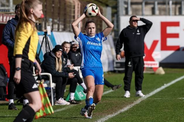 v.li.: Jeske Steenwijk (SV Meppen, 2) beim Einwurf, Aktion, Action, Spielszene, DIE DFB-RICHTLINIEN UNTERSAGEN JEGLICHE NUTZUNG VON FOTOS ALS SEQUENZBILDER UND ODER VIDEOÄHNLICHE FOTOSTRECKEN. DFB REGULATIONS PROHIBIT ANY USE OF PHOTOGRAPHS AS IMAGE SEQUENCES AND OR QUASI-VIDEO., 02.03.2025, Meppen (Deutschland), Fussball, 2. Frauen-Bundesliga, SV Meppen - SC Freiburg II