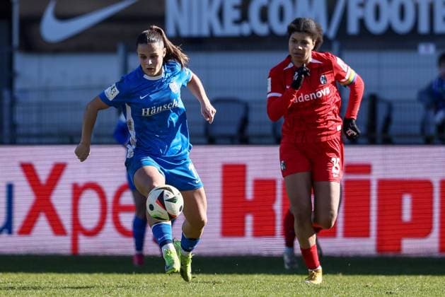 v.li.: Sarah Preuß (Preuss, SV Meppen, 11) am Ball, Einzelbild, Ganzkörper, Aktion, Action, Spielszene, Victoria Ezebinyuo (SC Freiburg II, 25), DIE DFB-RICHTLINIEN UNTERSAGEN JEGLICHE NUTZUNG VON FOTOS ALS SEQUENZBILDER UND ODER VIDEOÄHNLICHE FOTOSTRECKEN. DFB REGULATIONS PROHIBIT ANY USE OF PHOTOGRAPHS AS IMAGE SEQUENCES AND OR QUASI-VIDEO., 02.03.2025, Meppen (Deutschland), Fussball, 2. Frauen-Bundesliga, SV Meppen - SC Freiburg II