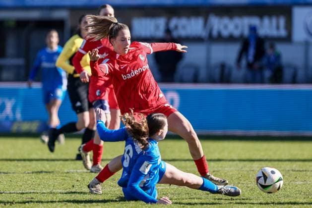 v.li.: Victoria Wunderlich (SC Freiburg II, 20) und Laura Bröring (SV Meppen, 6) im Zweikampf, Duell, Dynamik, Aktion, Action, Spielszene, DIE DFB-RICHTLINIEN UNTERSAGEN JEGLICHE NUTZUNG VON FOTOS ALS SEQUENZBILDER UND ODER VIDEOÄHNLICHE FOTOSTRECKEN. DFB REGULATIONS PROHIBIT ANY USE OF PHOTOGRAPHS AS IMAGE SEQUENCES AND OR QUASI-VIDEO., 02.03.2025, Meppen (Deutschland), Fussball, 2. Frauen-Bundesliga, SV Meppen - SC Freiburg II
