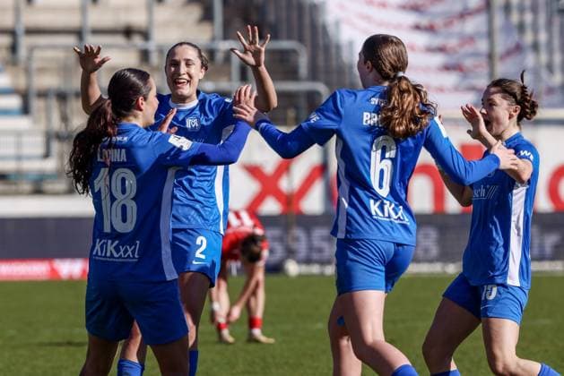 v.li.: Torschützin Selma Licina (SV Meppen, 18), Jeske Steenwijk (SV Meppen, 2), Laura Bröring (SV Meppen, 6) und Sonja Lux (SV Meppen, 15) mit Torjubel, Jubel, jubeln, jubelt, optimistisch, Spielszene, Highlight, Freude über das Tor zum 1:0, DIE DFB-RICHTLINIEN UNTERSAGEN JEGLICHE NUTZUNG VON FOTOS ALS SEQUENZBILDER UND ODER VIDEOÄHNLICHE FOTOSTRECKEN. DFB REGULATIONS PROHIBIT ANY USE OF PHOTOGRAPHS AS IMAGE SEQUENCES AND OR QUASI-VIDEO., 02.03.2025, Meppen (Deutschland), Fussball, 2. Frauen-Bundesliga, SV Meppen - SC Freiburg II