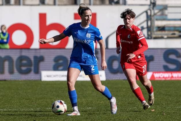 v.li.: Jeske Steenwijk (SV Meppen, 2) am Ball, Einzelbild, Ganzkörper, Aktion, Action, Spielszene, Sina Heitz (SC Freiburg II, 27), DIE DFB-RICHTLINIEN UNTERSAGEN JEGLICHE NUTZUNG VON FOTOS ALS SEQUENZBILDER UND ODER VIDEOÄHNLICHE FOTOSTRECKEN. DFB REGULATIONS PROHIBIT ANY USE OF PHOTOGRAPHS AS IMAGE SEQUENCES AND OR QUASI-VIDEO., 02.03.2025, Meppen (Deutschland), Fussball, 2. Frauen-Bundesliga, SV Meppen - SC Freiburg II