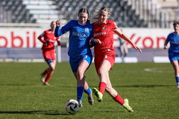 v.li.: Laura Bröring (SV Meppen, 6) und Mia-Lena Maas (SC Freiburg II, 4) im Zweikampf, Duell, Dynamik, Aktion, Action, Spielszene, DIE DFB-RICHTLINIEN UNTERSAGEN JEGLICHE NUTZUNG VON FOTOS ALS SEQUENZBILDER UND ODER VIDEOÄHNLICHE FOTOSTRECKEN. DFB REGULATIONS PROHIBIT ANY USE OF PHOTOGRAPHS AS IMAGE SEQUENCES AND OR QUASI-VIDEO., 02.03.2025, Meppen (Deutschland), Fussball, 2. Frauen-Bundesliga, SV Meppen - SC Freiburg II