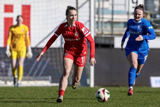v.li.: Nora Scherer (SC Freiburg II, 11) am Ball, Einzelbild, Ganzkörper, Aktion, Action, Spielszene, DIE DFB-RICHTLINIEN UNTERSAGEN JEGLICHE NUTZUNG VON FOTOS ALS SEQUENZBILDER UND ODER VIDEOÄHNLICHE FOTOSTRECKEN. DFB REGULATIONS PROHIBIT ANY USE OF PHOTOGRAPHS AS IMAGE SEQUENCES AND OR QUASI-VIDEO., 02.03.2025, Meppen (Deutschland), Fussball, 2. Frauen-Bundesliga, SV Meppen - SC Freiburg II
