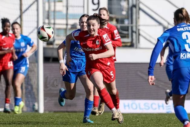 v.li.: Leonie Lorenz (SC Freiburg II, 5) am Ball, Einzelbild, Ganzkörper, Aktion, Action, Spielszene, DIE DFB-RICHTLINIEN UNTERSAGEN JEGLICHE NUTZUNG VON FOTOS ALS SEQUENZBILDER UND ODER VIDEOÄHNLICHE FOTOSTRECKEN. DFB REGULATIONS PROHIBIT ANY USE OF PHOTOGRAPHS AS IMAGE SEQUENCES AND OR QUASI-VIDEO., 02.03.2025, Meppen (Deutschland), Fussball, 2. Frauen-Bundesliga, SV Meppen - SC Freiburg II