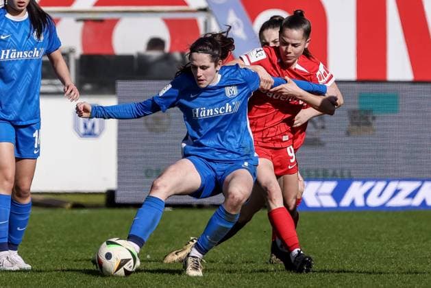 v.li.: Marie Bleil (SV Meppen, 7) und Charlotte Schmit (SC Freiburg II, 9) im Zweikampf, Duell, Dynamik, Aktion, Action, Spielszene, DIE DFB-RICHTLINIEN UNTERSAGEN JEGLICHE NUTZUNG VON FOTOS ALS SEQUENZBILDER UND ODER VIDEOÄHNLICHE FOTOSTRECKEN. DFB REGULATIONS PROHIBIT ANY USE OF PHOTOGRAPHS AS IMAGE SEQUENCES AND OR QUASI-VIDEO., 02.03.2025, Meppen (Deutschland), Fussball, 2. Frauen-Bundesliga, SV Meppen - SC Freiburg II