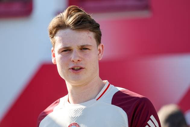 Jonas Urbig (FC Bayern Muenchen, 40) auf dem Weg aus der Kabine auf den Platz, GER, Abschlusstraining, FC Bayern Muenchen, Fussball, UEFA Champions League, Achtelfinale Hinspiel, Saison 2024 2025, 04.03.2025, GER, Abschlusstraining, FC Bayern Muenchen, Fussball, UEFA Champions League, Achtelfinale Hinspiel, Saison 2024 2025, 04.03.2025 Muenchen Copyright: xEibner-Pressefoto JennixMaulx EP_JML