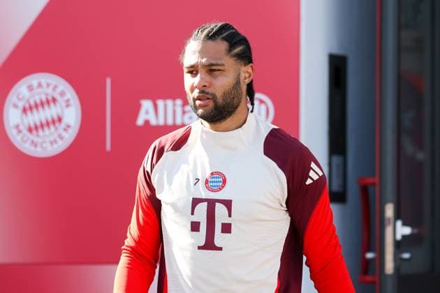 Serge Gnabry (FC Bayern Muenchen, 07) auf dem Weg aus der Kabine auf den Platz, GER, Abschlusstraining, FC Bayern Muenchen, Fussball, UEFA Champions League, Achtelfinale Hinspiel, Saison 2024 2025, 04.03.2025, GER, Abschlusstraining, FC Bayern Muenchen, Fussball, UEFA Champions League, Achtelfinale Hinspiel, Saison 2024 2025, 04.03.2025 Muenchen Copyright: xEibner-Pressefoto JennixMaulx EP_JML
