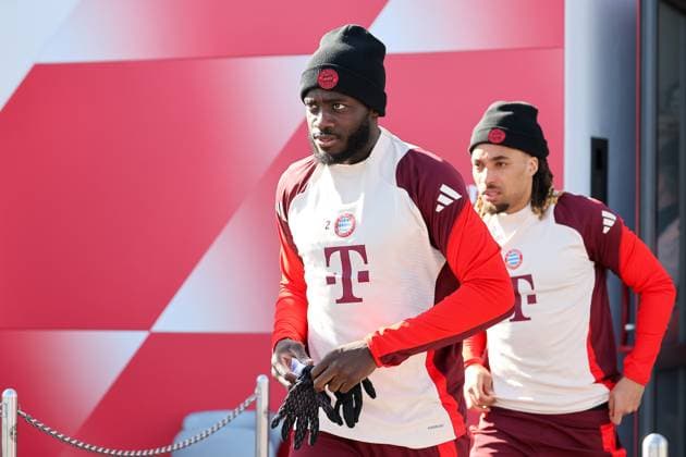 Dayot Upamecano (FC Bayern Muenchen, 02) auf dem Weg aus der Kabine auf den Platz, mit Sacha Boey (FC Bayern Muenchen, 23), GER, Abschlusstraining, FC Bayern Muenchen, Fussball, UEFA Champions League, Achtelfinale Hinspiel, Saison 2024 2025, 04.03.2025, GER, Abschlusstraining, FC Bayern Muenchen, Fussball, UEFA Champions League, Achtelfinale Hinspiel, Saison 2024 2025, 04.03.2025 Muenchen Copyright: xEibner-Pressefoto JennixMaulx EP_JML