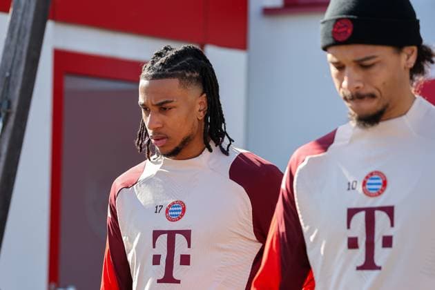 Michael Olise (FC Bayern Muenchen, 17) auf dem Weg aus der Kabine auf den Platz, mit Leroy Sane (FC Bayern Muenchen, 10), GER, Abschlusstraining, FC Bayern Muenchen, Fussball, UEFA Champions League, Achtelfinale Hinspiel, Saison 2024 2025, 04.03.2025, GER, Abschlusstraining, FC Bayern Muenchen, Fussball, UEFA Champions League, Achtelfinale Hinspiel, Saison 2024 2025, 04.03.2025 Muenchen Copyright: xEibner-Pressefoto JennixMaulx EP_JML