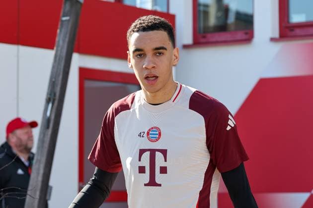Jamal Musiala (FC Bayern Muenchen, 42) auf dem Weg aus der Kabine auf den Platz, GER, Abschlusstraining, FC Bayern Muenchen, Fussball, UEFA Champions League, Achtelfinale Hinspiel, Saison 2024 2025, 04.03.2025, GER, Abschlusstraining, FC Bayern Muenchen, Fussball, UEFA Champions League, Achtelfinale Hinspiel, Saison 2024 2025, 04.03.2025 Muenchen Copyright: xEibner-Pressefoto JennixMaulx EP_JML