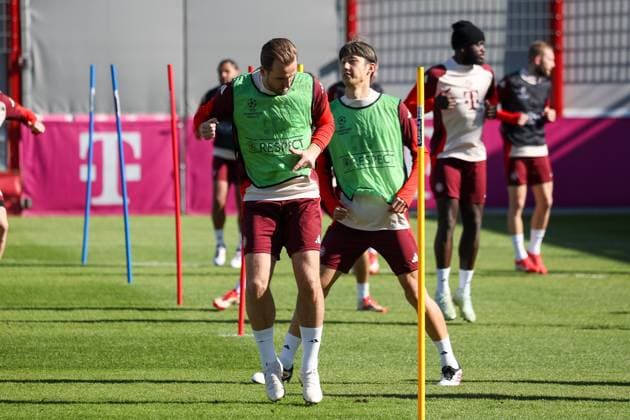 Harry Kane (FC Bayern Muenchen, 09) mit Hiroki Ito (FC Bayern Muenchen, 21) beim Training, GER, Abschlusstraining, FC Bayern Muenchen, Fussball, UEFA Champions League, Achtelfinale Hinspiel, Saison 2024 2025, 04.03.2025, GER, Abschlusstraining, FC Bayern Muenchen, Fussball, UEFA Champions League, Achtelfinale Hinspiel, Saison 2024 2025, 04.03.2025 Muenchen Copyright: xEibner-Pressefoto JennixMaulx EP_JML