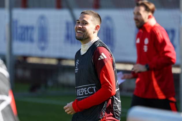 Raphael Guerreiro (FC Bayern Muenchen, 22) lachend beim Training, gute Laune, GER, Abschlusstraining, FC Bayern Muenchen, Fussball, UEFA Champions League, Achtelfinale Hinspiel, Saison 2024 2025, 04.03.2025, GER, Abschlusstraining, FC Bayern Muenchen, Fussball, UEFA Champions League, Achtelfinale Hinspiel, Saison 2024 2025, 04.03.2025 Muenchen Copyright: xEibner-Pressefoto JennixMaulx EP_JML