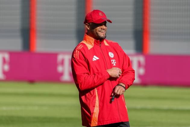 Vincent Kompany (FC Bayern Muenchen, Cheftrainer) lachend beim Training, gute Laune, Emotionen, GER, Abschlusstraining, FC Bayern Muenchen, Fussball, UEFA Champions League, Achtelfinale Hinspiel, Saison 2024 2025, 04.03.2025, GER, Abschlusstraining, FC Bayern Muenchen, Fussball, UEFA Champions League, Achtelfinale Hinspiel, Saison 2024 2025, 04.03.2025 Muenchen Copyright: xEibner-Pressefoto JennixMaulx EP_JML