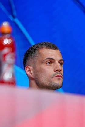 Granit Xhaka (Bayer 04 Leverkusen, 34) bei der Pressekonferenz, GER, Internationale Pressekonferenz, Bayer 04 Leverkusen, Fussball, UEFA Champions League, Achtelfinale Hinspiel, Saison 2024 2025, 04.03.2025, GER, Internationale Pressekonferenz, Bayer 04 Leverkusen, Fussball, UEFA Champions League, Achtelfinale Hinspiel, Saison 2024 2025, 04.03.2025 Muenchen Copyright: xEibner-Pressefoto JennixMaulx EP_JML