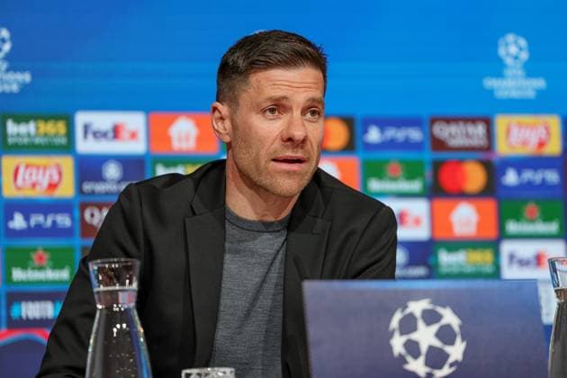Xabi Alonso (Bayer 04 Leverkusen, Chef-Trainer) bei der Pressekonferenz, GER, Internationale Pressekonferenz, Bayer 04 Leverkusen, Fussball, UEFA Champions League, Achtelfinale Hinspiel, Saison 2024 2025, 04.03.2025, GER, Internationale Pressekonferenz, Bayer 04 Leverkusen, Fussball, UEFA Champions League, Achtelfinale Hinspiel, Saison 2024 2025, 04.03.2025 Muenchen Copyright: xEibner-Pressefoto JennixMaulx EP_JML