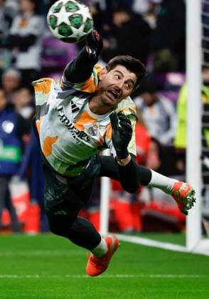 Real Madrid Goalkeeper Thibaut Courtois warms up Real Madrid v Atletico Madrid , UEFA Champions League, Round of 16, First Leg, Football, Santiago Bernabeu, Madrid, Spain - 04 Mar 2025 EDITORIAL USE ONLY No use with unauthorised audio, video, data, fixture lists, club league logos or live services. Online in-match use limited to 120 images, no video emulation. No use in betting, games or single club league player publications. Copyright: xRubenxAlbarran Shutterstockx 15178301d