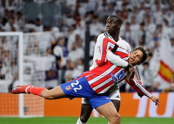 Giuliano Simeone of Atletico Madrid and Ferland Mendy of Real Madrid Real Madrid v Atletico Madrid , UEFA Champions League, Round of 16, First Leg, Football, Santiago Bernabeu, Madrid, Spain - 04 Mar 2025 EDITORIAL USE ONLY No use with unauthorised audio, video, data, fixture lists, club league logos or live services. Online in-match use limited to 120 images, no video emulation. No use in betting, games or single club league player publications. Copyright: xRubenxAlbarran Shutterstockx 15178301aa