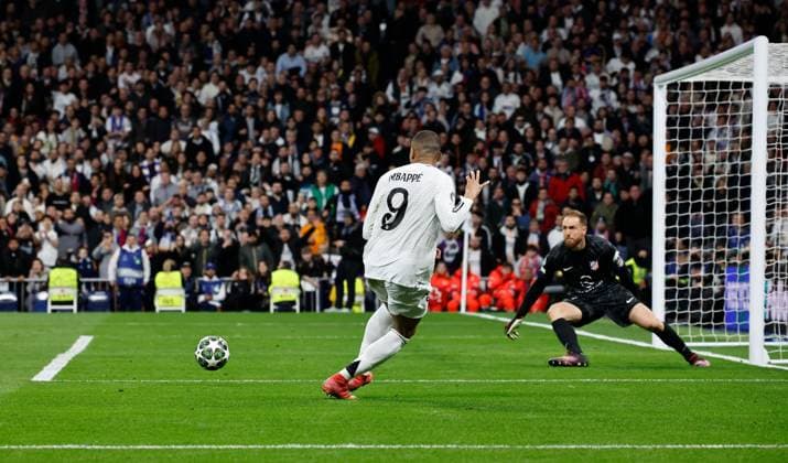 Kylian Mbappà of Real Madrid squares the ball at 2-1 Real Madrid v Atletico Madrid , UEFA Champions League, Round of 16, First Leg, Football, Santiago Bernabeu, Madrid, Spain - 04 Mar 2025 EDITORIAL USE ONLY No use with unauthorised audio, video, data, fixture lists, club league logos or live services. Online in-match use limited to 120 images, no video emulation. No use in betting, games or single club league player publications. Copyright: xRubenxAlbarran Shutterstockx 15178301dr
