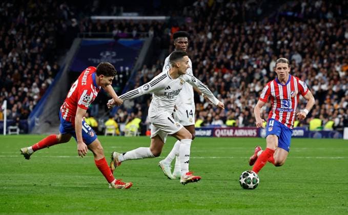 Julian Ãlvarez of Atletico Madrid grabs Lucas Vazquez of Real Madrid Real Madrid v Atletico Madrid , UEFA Champions League, Round of 16, First Leg, Football, Santiago Bernabeu, Madrid, Spain - 04 Mar 2025 EDITORIAL USE ONLY No use with unauthorised audio, video, data, fixture lists, club league logos or live services. Online in-match use limited to 120 images, no video emulation. No use in betting, games or single club league player publications. Copyright: xRubenxAlbarran Shutterstockx 15178301dt