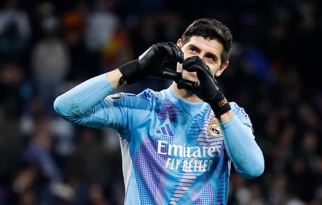 Real Madrid Goalkeeper Thibaut Courtois celebrates at full time Real Madrid v Atletico Madrid , UEFA Champions League, Round of 16, First Leg, Football, Santiago Bernabeu, Madrid, Spain - 04 Mar 2025 EDITORIAL USE ONLY No use with unauthorised audio, video, data, fixture lists, club league logos or live services. Online in-match use limited to 120 images, no video emulation. No use in betting, games or single club league player publications. Copyright: xRubenxAlbarran Shutterstockx 15178301ed