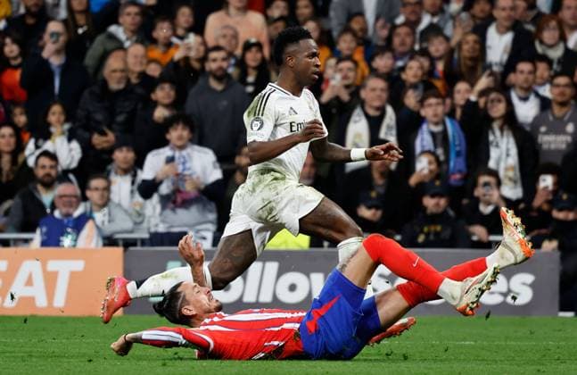 Vinicius Junior of Real Madrid and Josà Gimà nez of Atletico Madrid Real Madrid v Atletico Madrid , UEFA Champions League, Round of 16, First Leg, Football, Santiago Bernabeu, Madrid, Spain - 04 Mar 2025 EDITORIAL USE ONLY No use with unauthorised audio, video, data, fixture lists, club league logos or live services. Online in-match use limited to 120 images, no video emulation. No use in betting, games or single club league player publications. Copyright: xRubenxAlbarran Shutterstockx 15178301ej