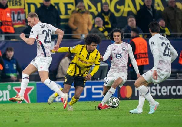 Zweikampf zwischen: Karim Adeyemi (Borussia Dortmund, 27) und Mitchel Bakker (OSC Lille, 20), Ayyoub Bouaddi (OSC Lille, 32) und Andre Gomes (OSC Lille, 26) Borussia Dortmund vs. OSC Lille, Fussball, UEFA Champions League, Round of 16, Saison 2024 2025, 04.03.2025 DFL regulations prohibit any use of photographs as image sequences and or quasi-video. Copyright: HMBxMedia xMarcoxBader
