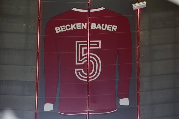 Fussball, Herren, Champions League, Saison 2024 2025, FC Bayern München - Bayer 04 Leverkusen, Achtelfinale Hinspiel,Allianz Arena Hier das Trikot mit der Nummer 5, Franz Beckenbauer am Dach, Innenseite der Allianz Arena, oberhalt der Südkurve, Andenken, Denkmal
