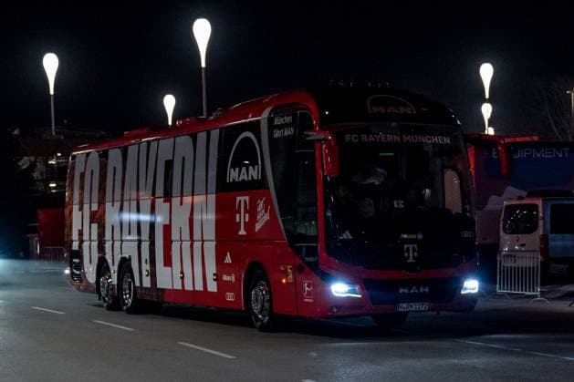 Der Teambus Mannschaftsbus des FC Bayern bei der Ankunft an der Allianz-Arena. GER, FC Bayern Muenchen vs. Bayer 04 Leverkusen, Fussball, Champions League, Achtelfinale, Hinspiel, Spielzeit 2024 2025, 05.03. (DFL DFB REGULATIONS PROHIBIT ANY USE OF PHOTOGRAPHS as IMAGE SEQUENCES and or QUASI-VIDEO). GER, FC Bayern Muenchen vs. Bayer 04 Leverkusen, Fussball, Champions League, Achtelfinale, Hinspiel, Spielzeit 2024 2025, 05.03. Muenchen Copyright: xEibner-Pressefoto HeikexFeinerx EP_HFR