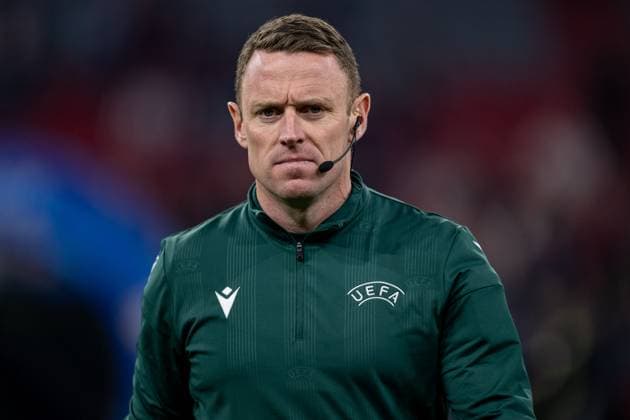 Michael Oliver (Schiedsrichter Referee, ENG) beim Aufwaermen Portrait Portraet. GER, FC Bayern Muenchen vs. Bayer 04 Leverkusen, Fussball, Champions League, Achtelfinale, Hinspiel, Spielzeit 2024 2025, 05.03. (DFL DFB REGULATIONS PROHIBIT ANY USE OF PHOTOGRAPHS as IMAGE SEQUENCES and or QUASI-VIDEO). GER, FC Bayern Muenchen vs. Bayer 04 Leverkusen, Fussball, Champions League, Achtelfinale, Hinspiel, Spielzeit 2024 2025, 05.03. Muenchen Copyright: xEibner-Pressefoto HeikexFeinerx EP_HFR