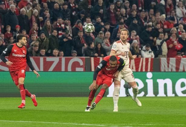 Fußball, Herren, Saison 2024 2025, Champions League (Achtelfinale, Hinspiel), FC Bayern München - Bayer Leverkusen, v. l. Mario Hermoso (Bayer Leverkusen), Jonathan Tah (Bayer Leverkusen), Harry Kane (FC Bayern), 05.03. 2025, Copyright: xMatthiasxKochx
