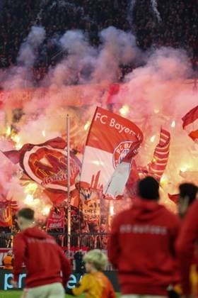 Pyrotechnik der Bayern Fans beim Einlaufen der Mannschaft, GER, FC Bayern Muenchen vs. Bayer 04 Leverkusen, Fussball, UEFA Champions League, Achtelfinale Hinspiel, Spielzeit 2024 2025, 05.03.2025, GER, FC Bayern Muenchen vs. Bayer 04 Leverkusen, Fussball, UEFA Champions League, Achtelfinale Hinspiel, Spielzeit 2024 2025, 05.03.2025 Muenchen Copyright: xEibner-Pressefoto JennixMaulx EP_JML