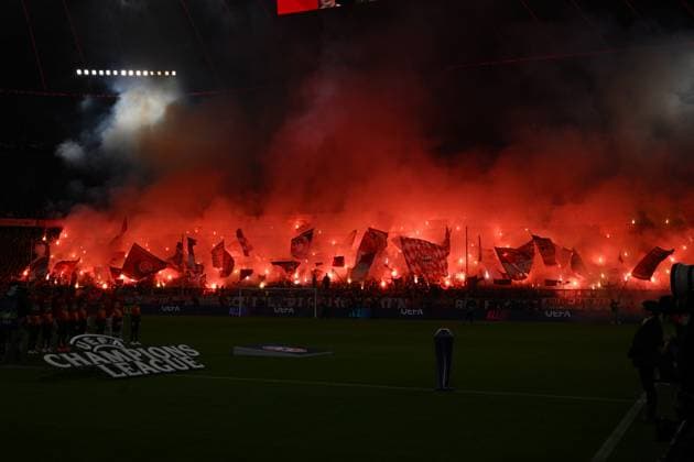 05.03.2025, xjrdrx, Fussball UEFA Champions League, FC Bayern Muenchen - Bayer 04 Leverkusen v.l. Bayern Muenchen München, Fans, Stimmung, Schals, Emotionen, Zuschauer, Besucher, Ultras, Schickeria zuenden Pyrotechnik Bengalos (DFL DFB REGULATIONS PROHIBIT ANY USE OF PHOTOGRAPHS as IMAGE SEQUENCES and or QUASI-VIDEO) Muenchen
