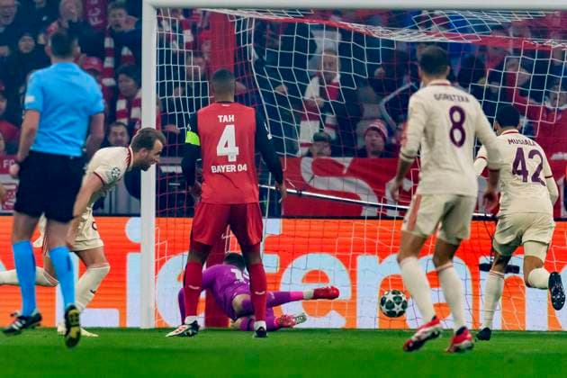 GER, UEFA CL, Achtelfinale Spiel 1, FC Bayern Muenchen (GER) vs Bayer 04 Leverkusen (GER) 05.03.2025, Allianz Arena, Muenchen, GER, UEFA CL, Achtelfinale Spiel 1, FC Bayern Muenchen (GER) vs Bayer 04 Leverkusen (GER), UEFA regulations prohibit any use of photographs as image sequences and or quasi-video, im Bild Tor zum 1-0 durch Harry Kane (FCB 9) mit Jonathan Tah (Leverkusen 4) Matžj Kov‡Þ Matej Kovar (Leverkusen 17)