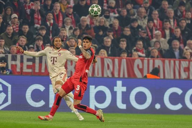 Flanke zum Tor, Michael Olise (FC Bayern Muenchen, 17) mit Piero Hincapie (Bayer 04 Leverkusen, 03), GER, FC Bayern Muenchen vs. Bayer 04 Leverkusen, Fussball, UEFA Champions League, Achtelfinale Hinspiel, Spielzeit 2024 2025, 05.03.2025, GER, FC Bayern Muenchen vs. Bayer 04 Leverkusen, Fussball, UEFA Champions League, Achtelfinale Hinspiel, Spielzeit 2024 2025, 05.03.2025 Muenchen Copyright: xEibner-Pressefoto JennixMaulx EP_JML