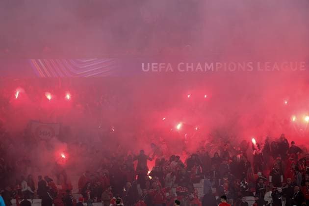 Portugal, Estadio do SL Benfica Lisbon 05. March 2025 Uefa Champions League phase 2024 25 Round of 16 S.L.Benfica - FC Barcelona, Barca v.l., S.L.Benfica Fans Pyrotechnik, Pyro, Rauch, Feuer, Randale, Bengalos, Rauchbomben, pirotecnica, fumo, fuoco, Wunderkerzen Copyright: JoaquimxFerreira