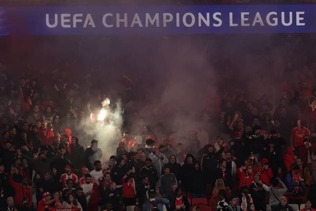 Portugal, Estadio do SL Benfica Lisbon 05. March 2025 Uefa Champions League phase 2024 25 Round of 16 S.L.Benfica - FC Barcelona, Barca v.l., S.L.Benfica Fans Pyrotechnik, Pyro, Rauch, Feuer, Randale, Bengalos, Rauchbomben, pirotecnica, fumo, fuoco, Wunderkerzen Copyright: JoaquimxFerreira
