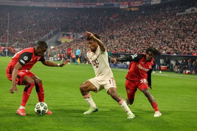 im Zweikampf, Aktion, mit Nordi Mukiele 23 (Bayer 04 Leverkusen), Kingsley Coman 11 (FC Bayern Muenchen), Jeremie Frimpong 30 (Bayer 04 Leverkusen), FC Bayern Muenchen vs. Bayer 04 Leverkusen, Fussball, Champions League, Achtelfinale, Hinspiel, 05.03.2025 Muenchen Bayern Deutschland