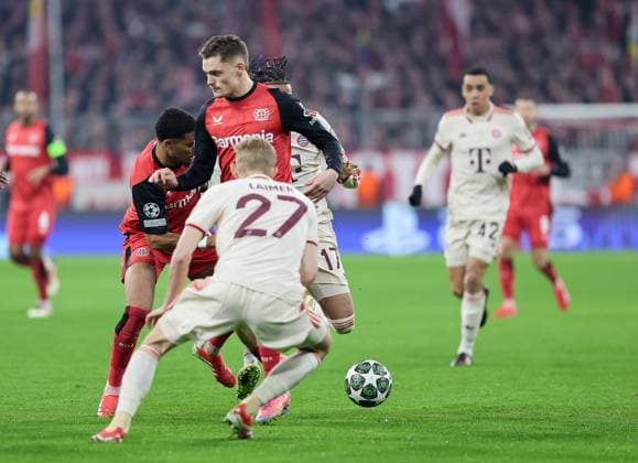 Florian Wirtz (Bayer 04 Leverkusen, 10) im Duell mit Konrad Laimer (FC Bayern Muenchen, 27), GER, FC Bayern Muenchen vs. Bayer 04 Leverkusen, Fussball, UEFA Champions League, Achtelfinale Hinspiel, Spielzeit 2024 2025, 05.03.2025, GER, FC Bayern Muenchen vs. Bayer 04 Leverkusen, Fussball, UEFA Champions League, Achtelfinale Hinspiel, Spielzeit 2024 2025, 05.03.2025 Muenchen Copyright: xEibner-Pressefoto JennixMaulx EP_JML