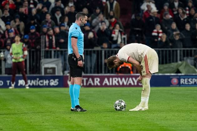 Michael Oliver (Schiedsrichter Referee, ENG) und Harry Kane (FC Bayern Muenchen, 9) am Elfmeterpunkt. GER, FC Bayern Muenchen vs. Bayer 04 Leverkusen, Fussball, Champions League, Achtelfinale, Hinspiel, Spielzeit 2024 2025, 05.03. (DFL DFB REGULATIONS PROHIBIT ANY USE OF PHOTOGRAPHS as IMAGE SEQUENCES and or QUASI-VIDEO). GER, FC Bayern Muenchen vs. Bayer 04 Leverkusen, Fussball, Champions League, Achtelfinale, Hinspiel, Spielzeit 2024 2025, 05.03. Muenchen Copyright: xEibner-Pressefoto HeikexFeinerx EP_HFR