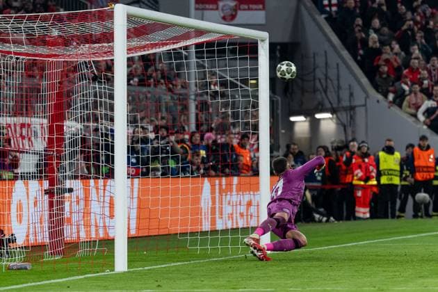Matej Kovar (Torwart, Bayer 04 Leverkusen, 17) kann den Elfmeter Strafstoss von Harry Kane (FC Bayern Muenchen, 9), nicht im Bild, nicht abwehren. GER, FC Bayern Muenchen vs. Bayer 04 Leverkusen, Fussball, Champions League, Achtelfinale, Hinspiel, Spielzeit 2024 2025, 05.03. (DFL DFB REGULATIONS PROHIBIT ANY USE OF PHOTOGRAPHS as IMAGE SEQUENCES and or QUASI-VIDEO). GER, FC Bayern Muenchen vs. Bayer 04 Leverkusen, Fussball, Champions League, Achtelfinale, Hinspiel, Spielzeit 2024 2025, 05.03. Muenchen Copyright: xEibner-Pressefoto HeikexFeinerx EP_HFR