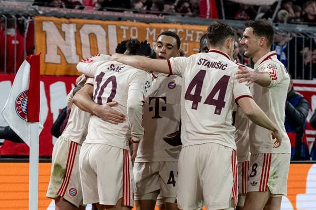 Die Bayern bejubeln mit Harry Kane (FC Bayern Muenchen, 9) dessen Tor per Elfmeter Strafstoss zum 3:0. Links eine Eckfahne mit Logo des FC Bayern. GER, FC Bayern Muenchen vs. Bayer 04 Leverkusen, Fussball, Champions League, Achtelfinale, Hinspiel, Spielzeit 2024 2025, 05.03. (DFL DFB REGULATIONS PROHIBIT ANY USE OF PHOTOGRAPHS as IMAGE SEQUENCES and or QUASI-VIDEO). GER, FC Bayern Muenchen vs. Bayer 04 Leverkusen, Fussball, Champions League, Achtelfinale, Hinspiel, Spielzeit 2024 2025, 05.03. Muenchen Copyright: xEibner-Pressefoto HeikexFeinerx EP_HFR